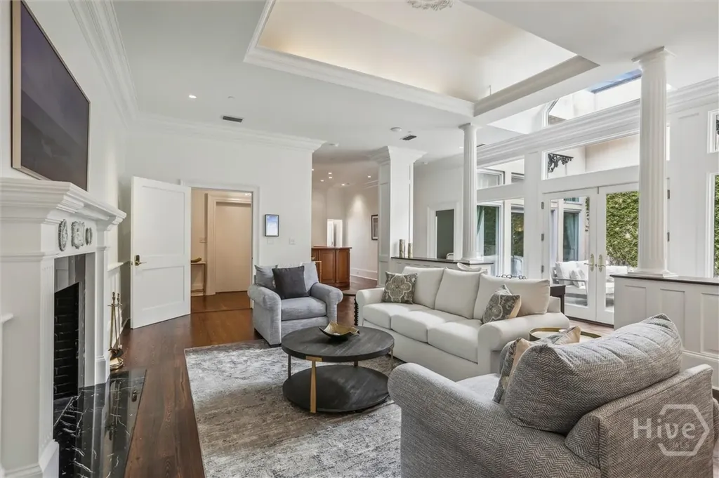 2 E Perry Lane Savannah GA 31401