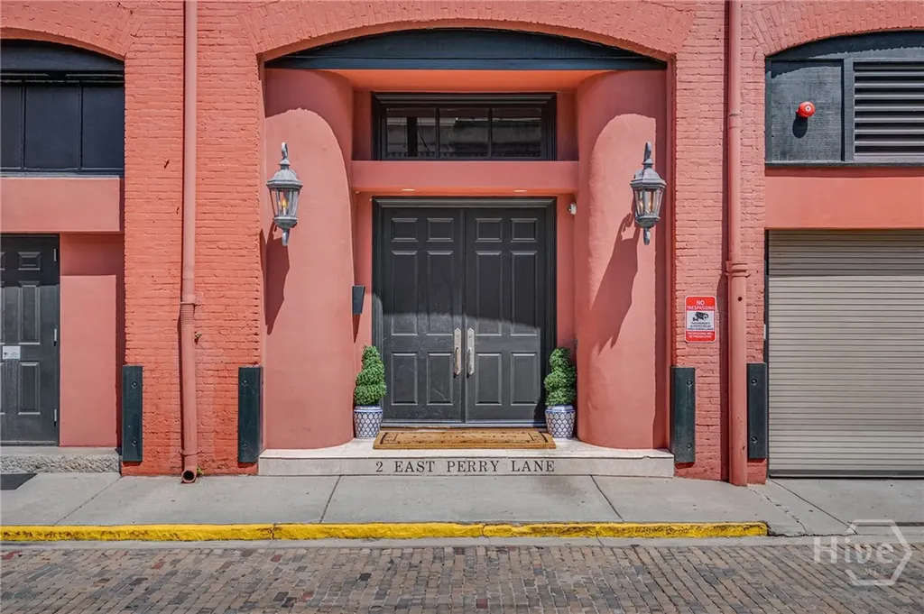 2 E Perry Lane Savannah GA 31401
