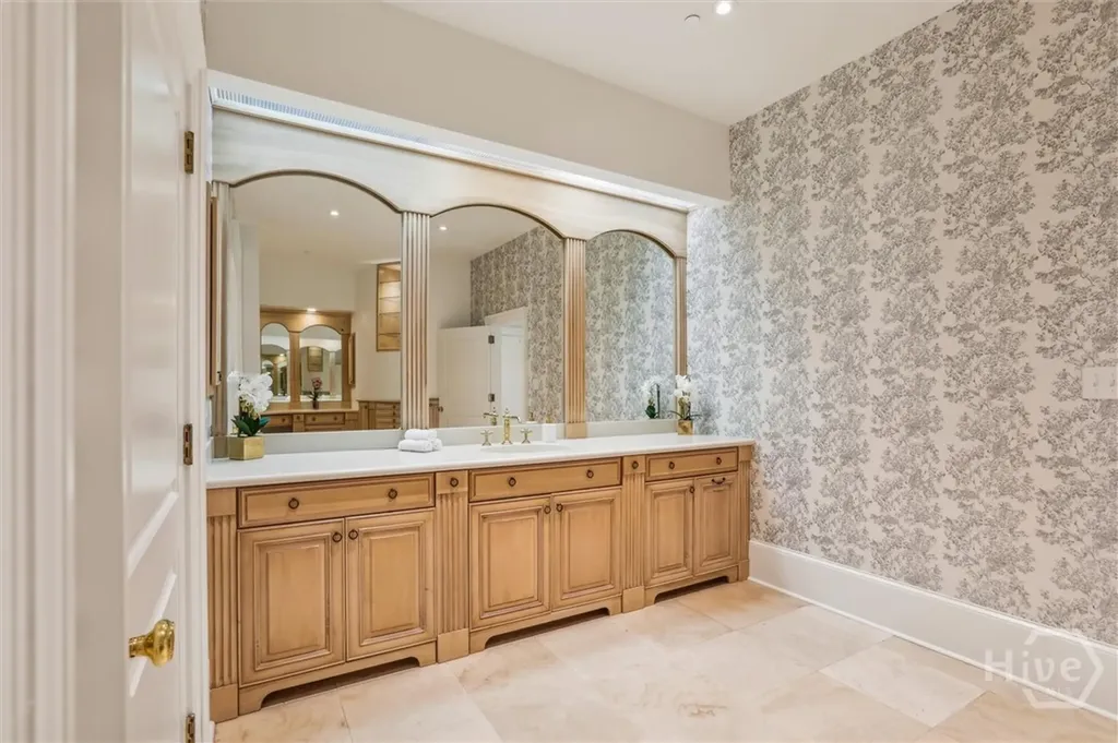 2 E Perry Lane Savannah GA 31401