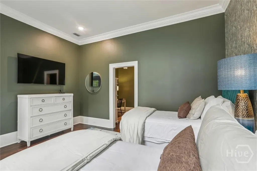 2 E Perry Lane Savannah GA 31401
