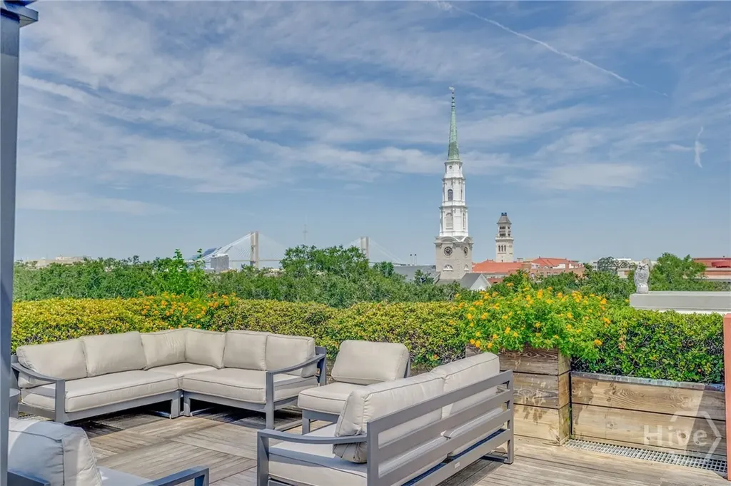 2 E Perry Lane Savannah GA 31401