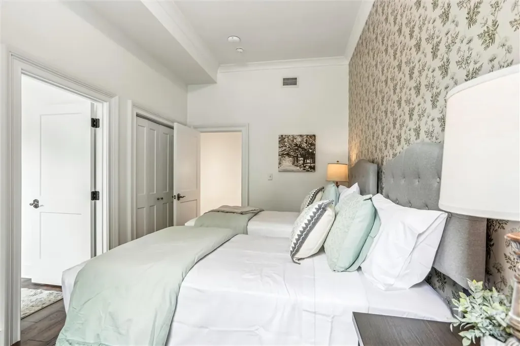 2 E Perry Lane Savannah GA 31401