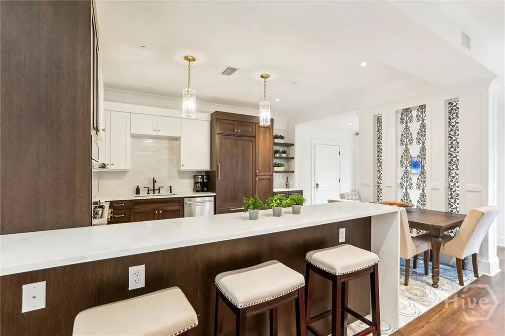 2 E Perry Lane Savannah GA 31401