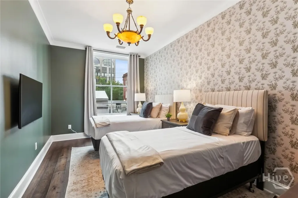 2 E Perry Lane Savannah GA 31401
