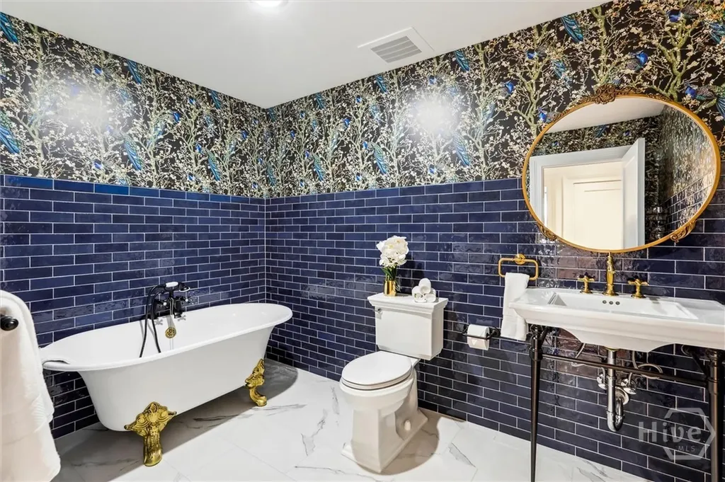 2 E Perry Lane Savannah GA 31401