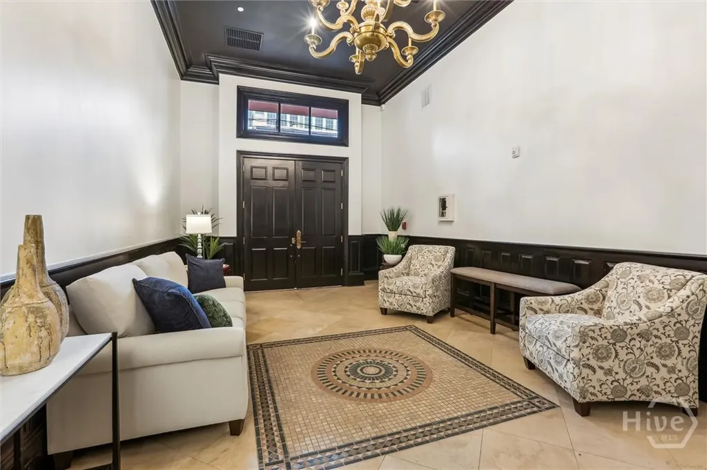 2 E Perry Lane Savannah GA 31401