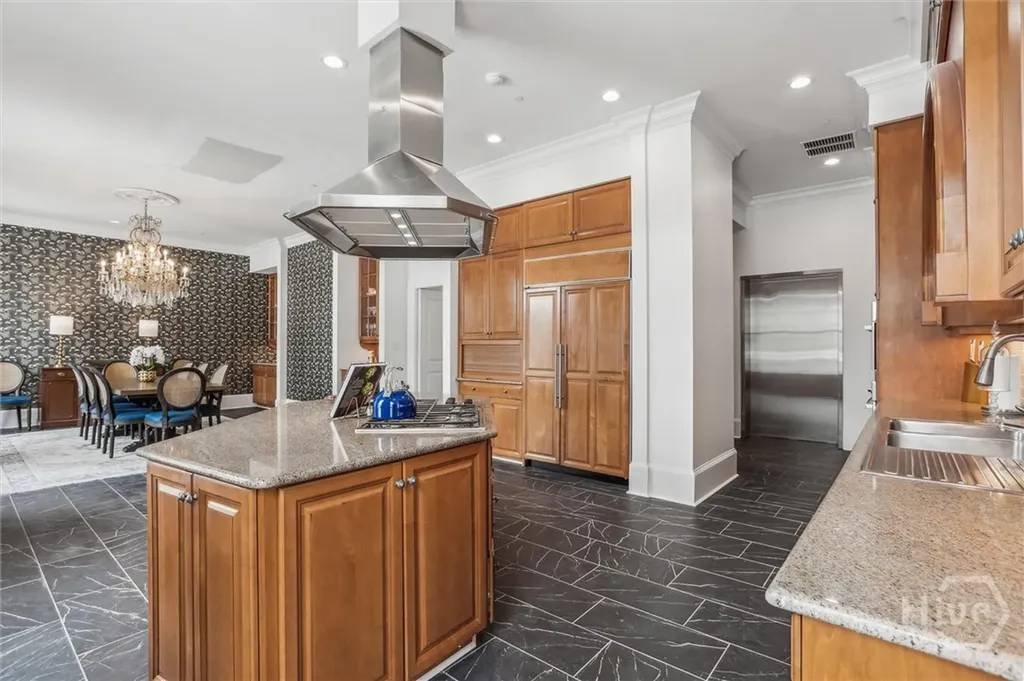 2 E Perry Lane Savannah GA 31401