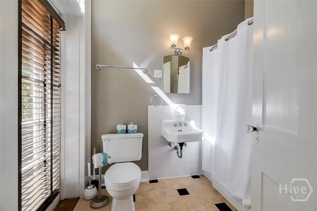 28 E Taylor Street Savannah GA 31401