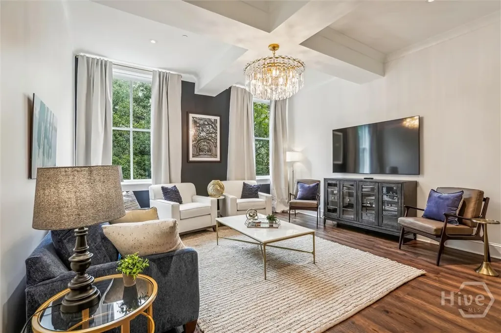 2 E Perry Lane Savannah GA 31401
