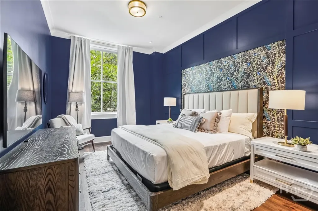 2 E Perry Lane Savannah GA 31401