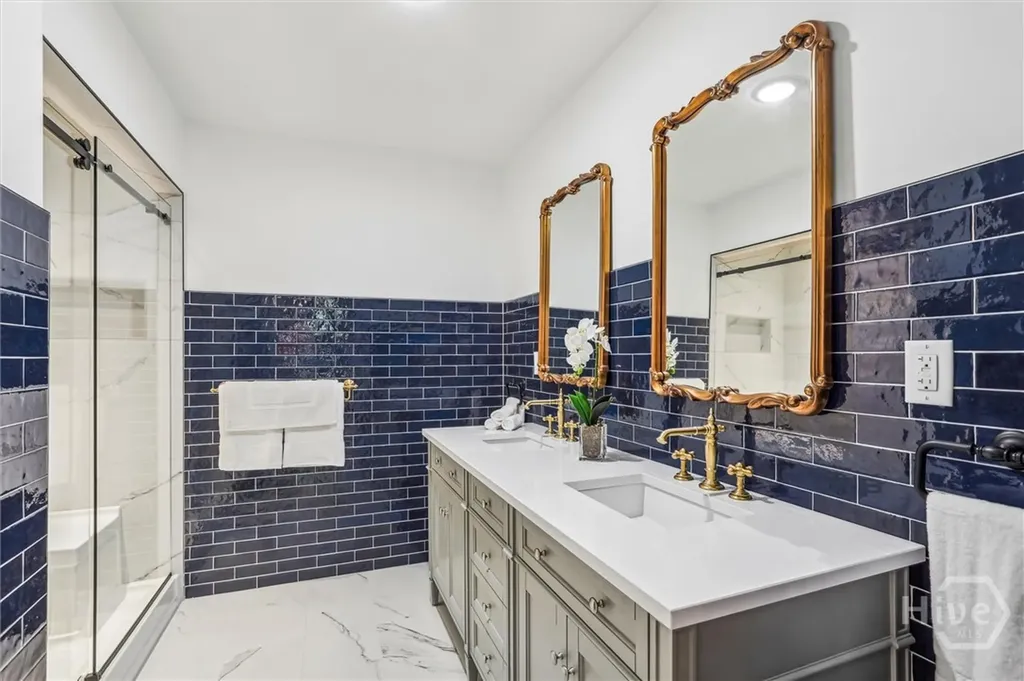 2 E Perry Lane Savannah GA 31401