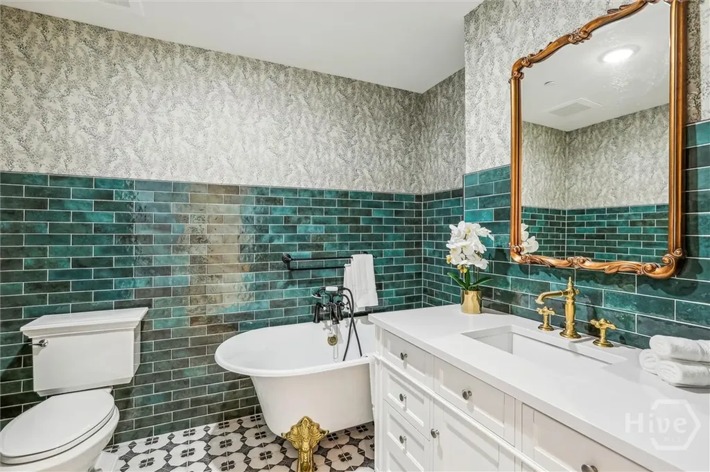 2 E Perry Lane Savannah GA 31401