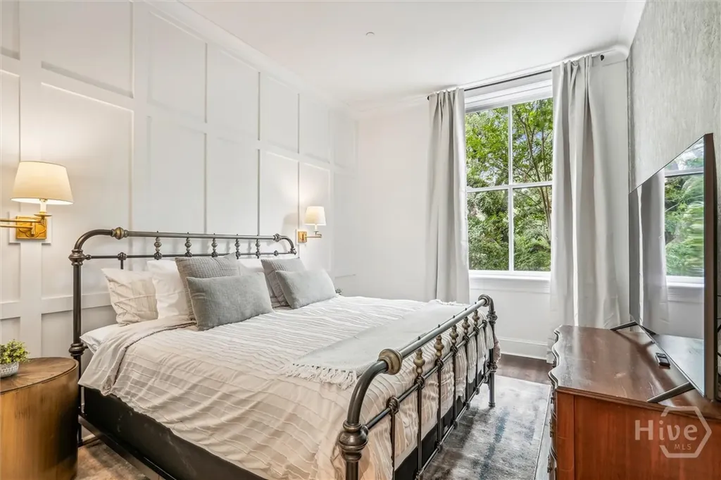 2 E Perry Lane Savannah GA 31401