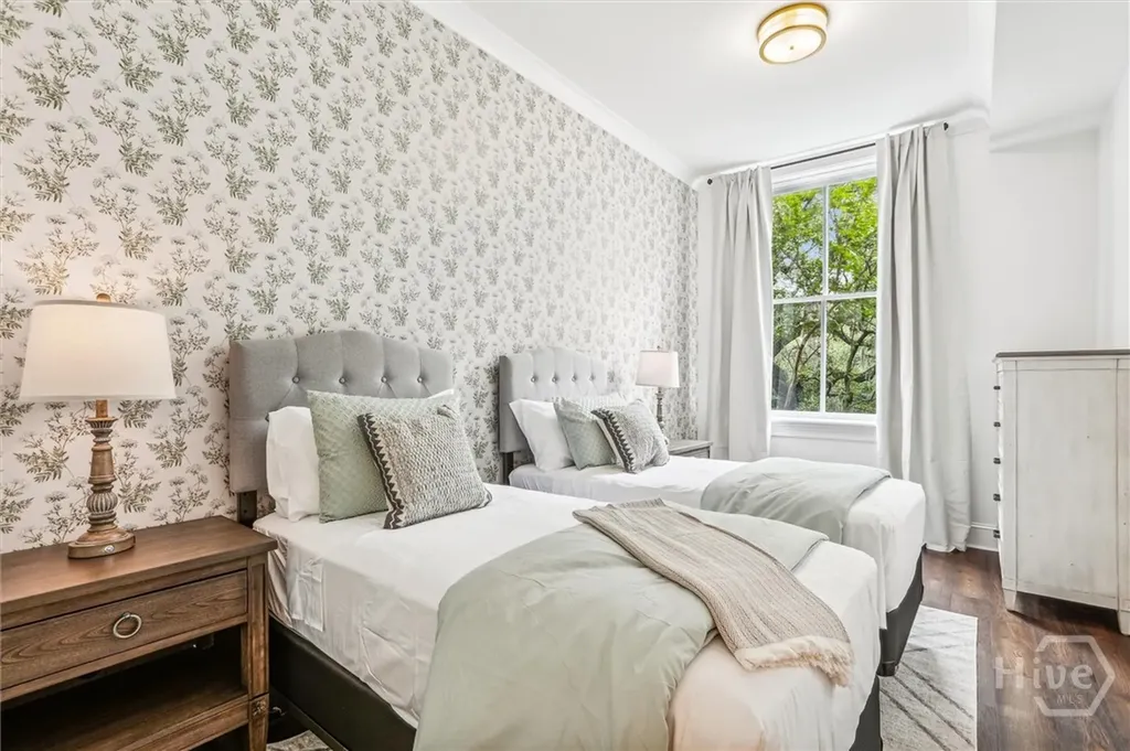 2 E Perry Lane Savannah GA 31401