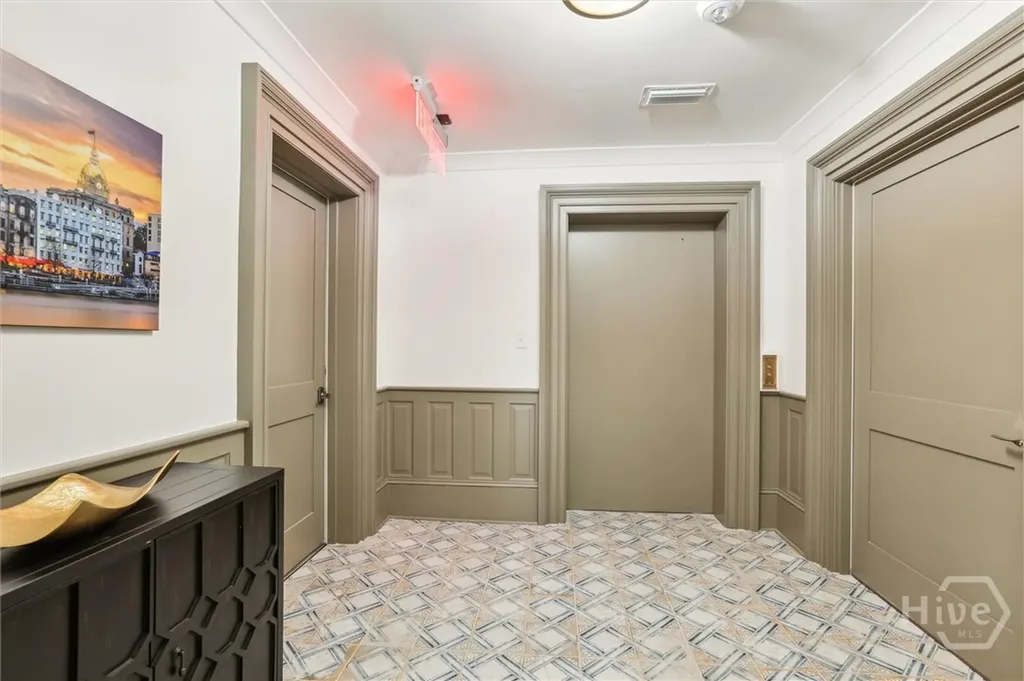 2 E Perry Lane Savannah GA 31401