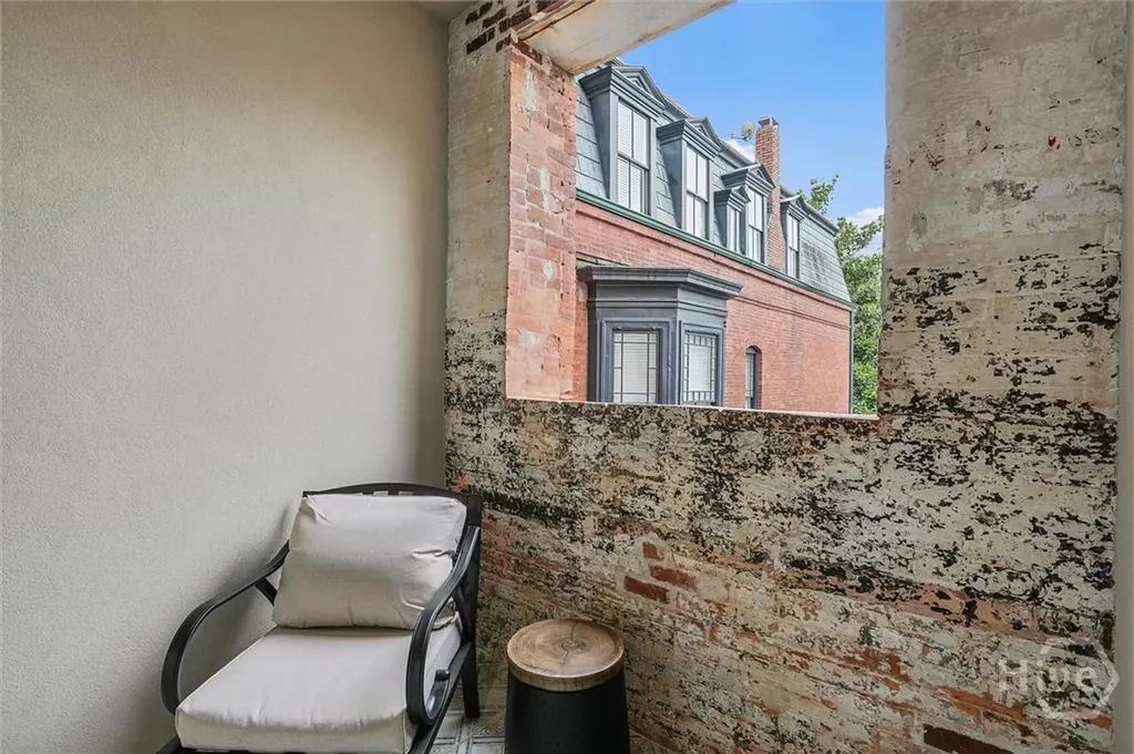 2 E Perry Lane Savannah GA 31401