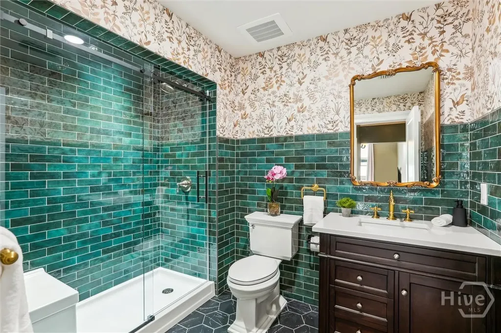 2 E Perry Lane Savannah GA 31401