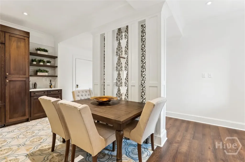 2 E Perry Lane Savannah GA 31401