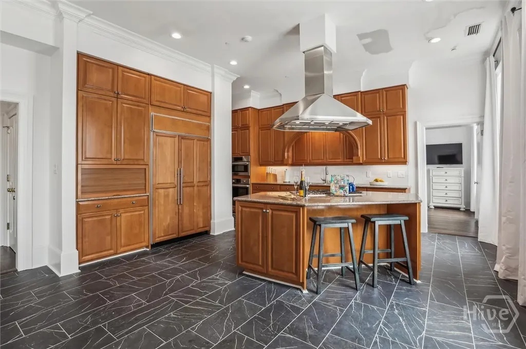 2 E Perry Lane Savannah GA 31401