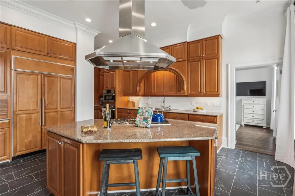 2 E Perry Lane Savannah GA 31401
