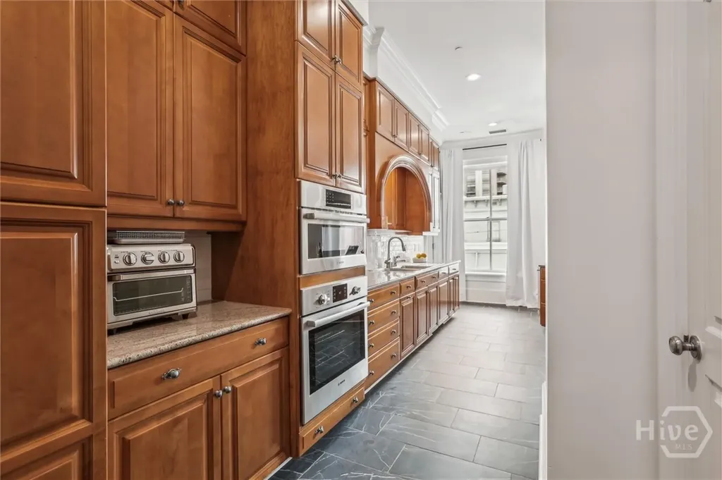 2 E Perry Lane Savannah GA 31401