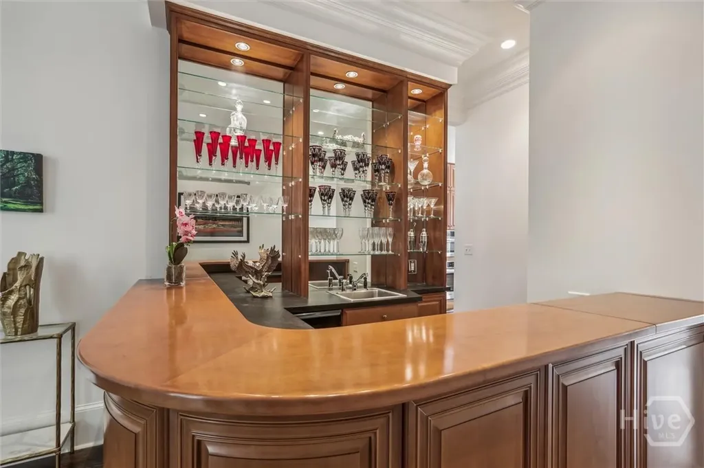 2 E Perry Lane Savannah GA 31401