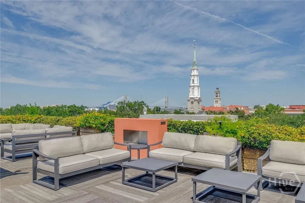2 E Perry Lane Savannah GA 31401