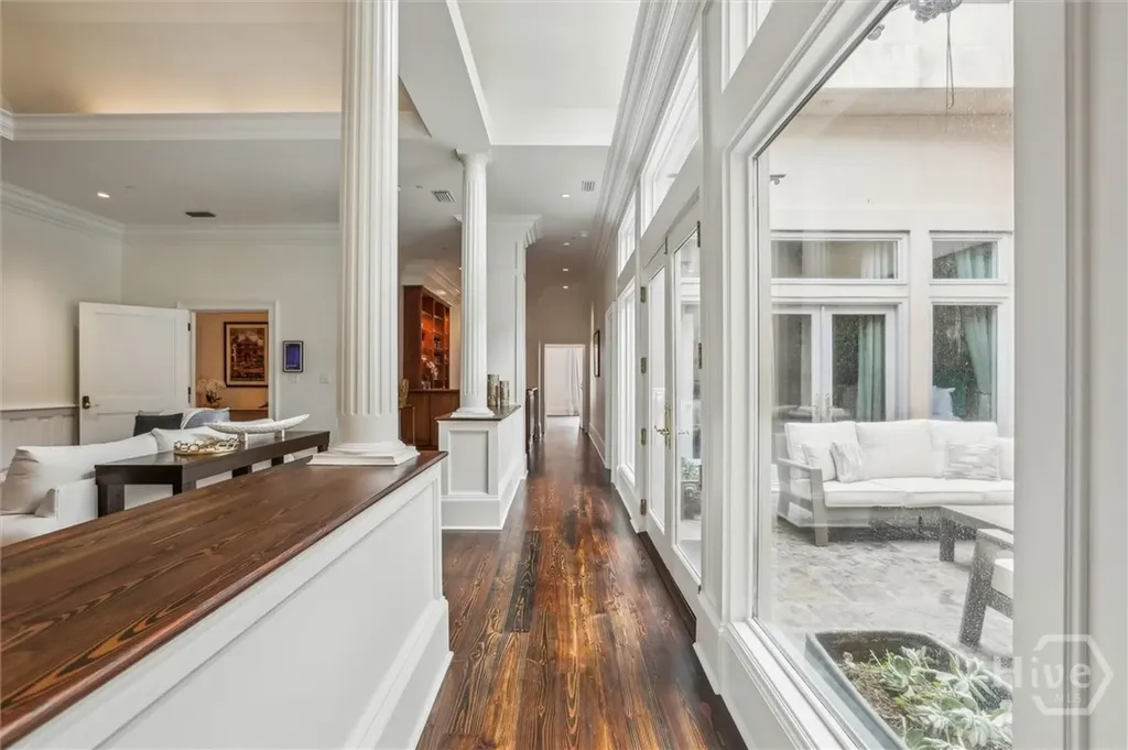 2 E Perry Lane Savannah GA 31401