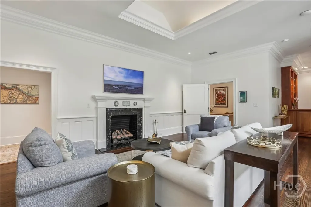 2 E Perry Lane Savannah GA 31401