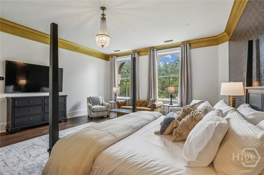2 E Perry Lane Savannah GA 31401