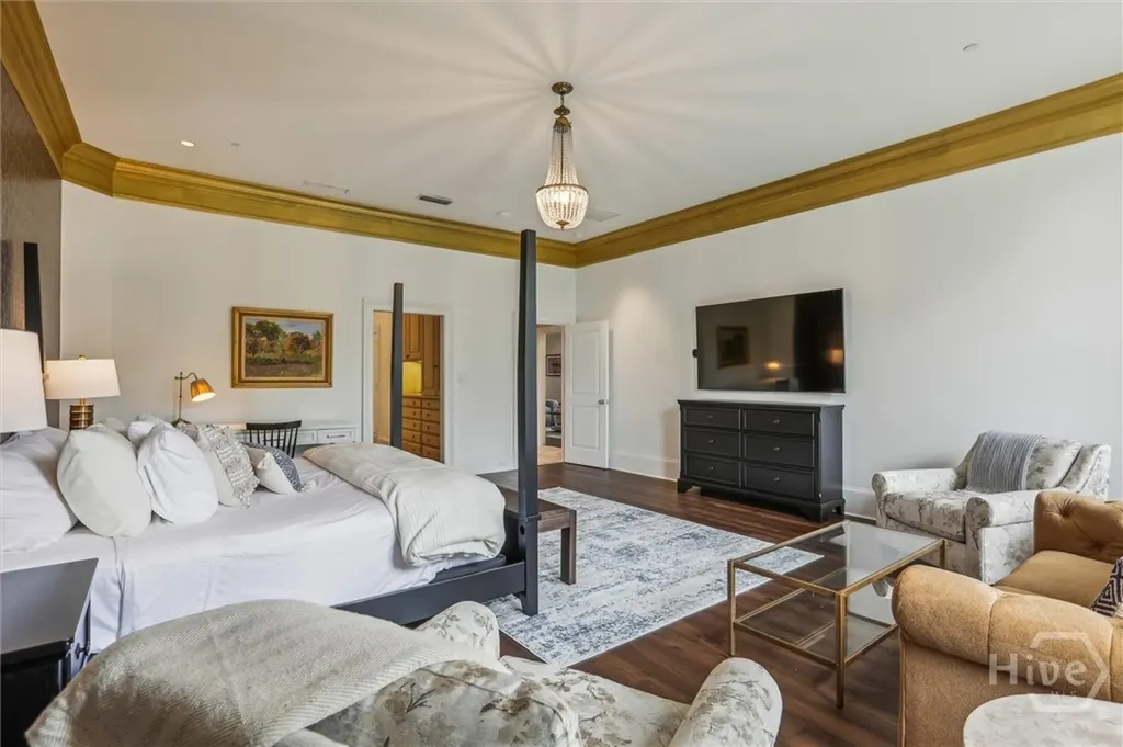 2 E Perry Lane Savannah GA 31401