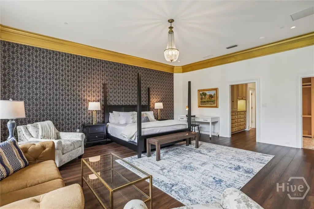 2 E Perry Lane Savannah GA 31401