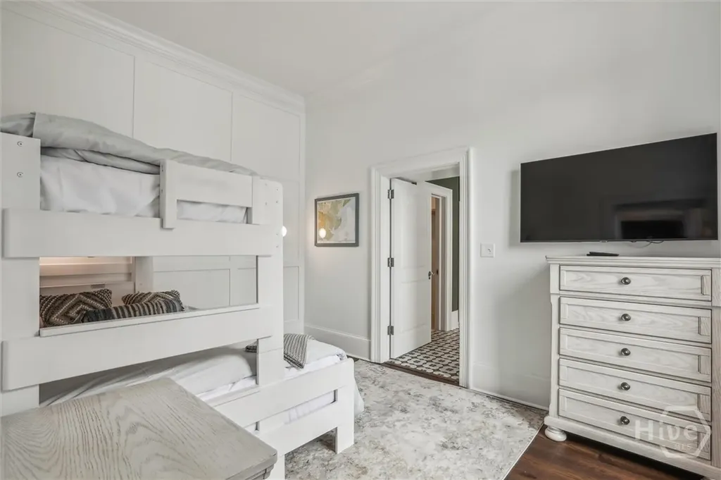 2 E Perry Lane Savannah GA 31401