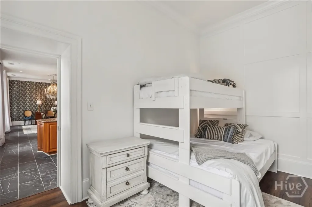 2 E Perry Lane Savannah GA 31401