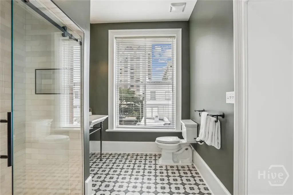 2 E Perry Lane Savannah GA 31401
