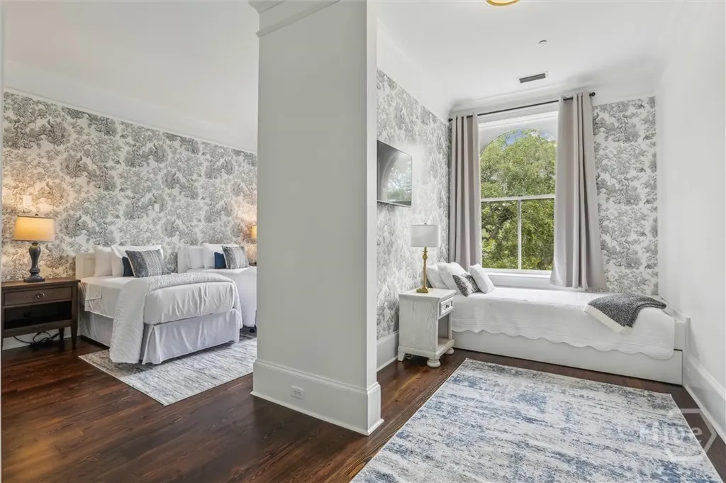 2 E Perry Lane Savannah GA 31401