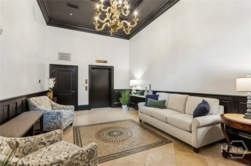 2 E Perry Lane Savannah GA 31401