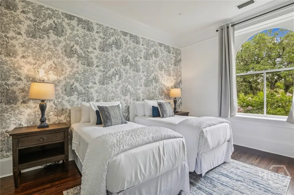2 E Perry Lane Savannah GA 31401