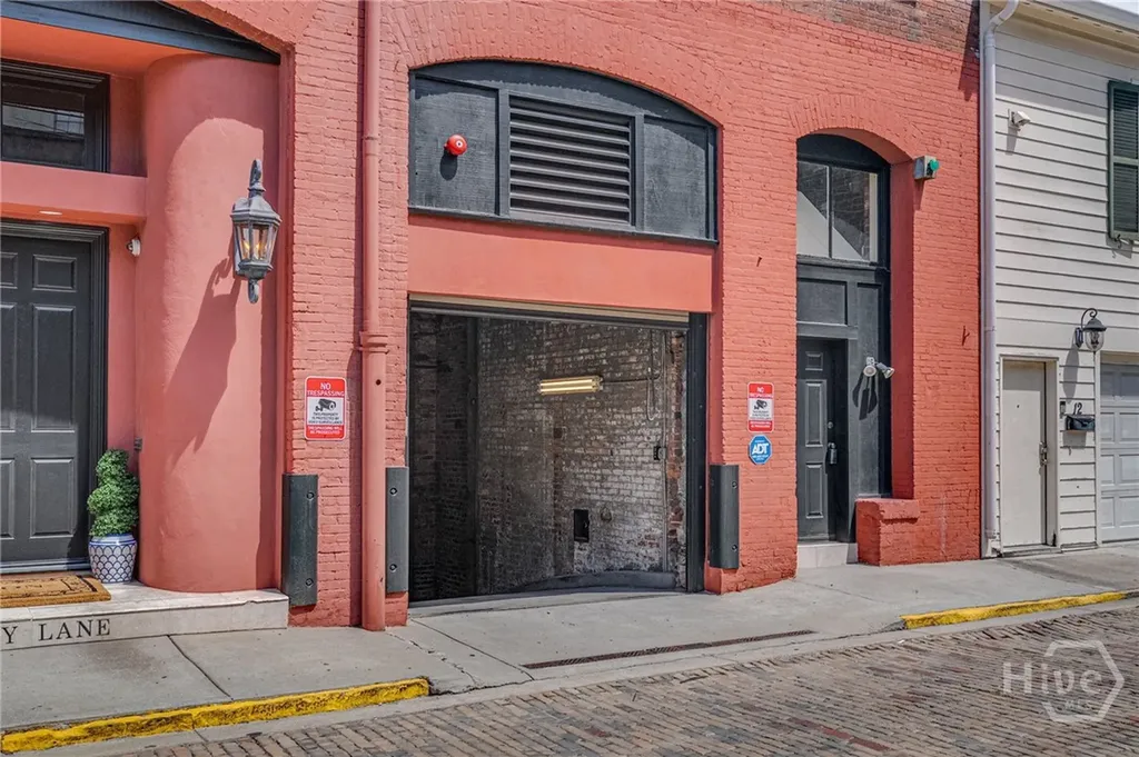 2 E Perry Lane Savannah GA 31401