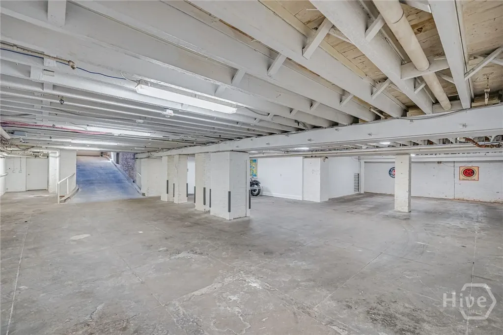 2 E Perry Lane Savannah GA 31401