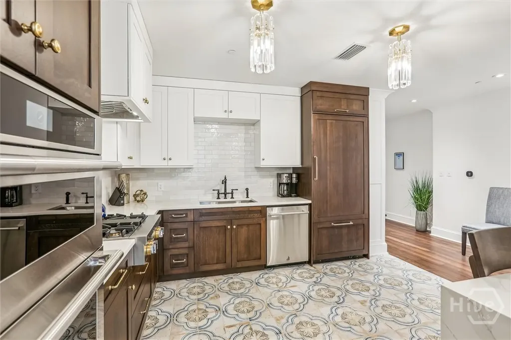 2 E Perry Lane Savannah GA 31401