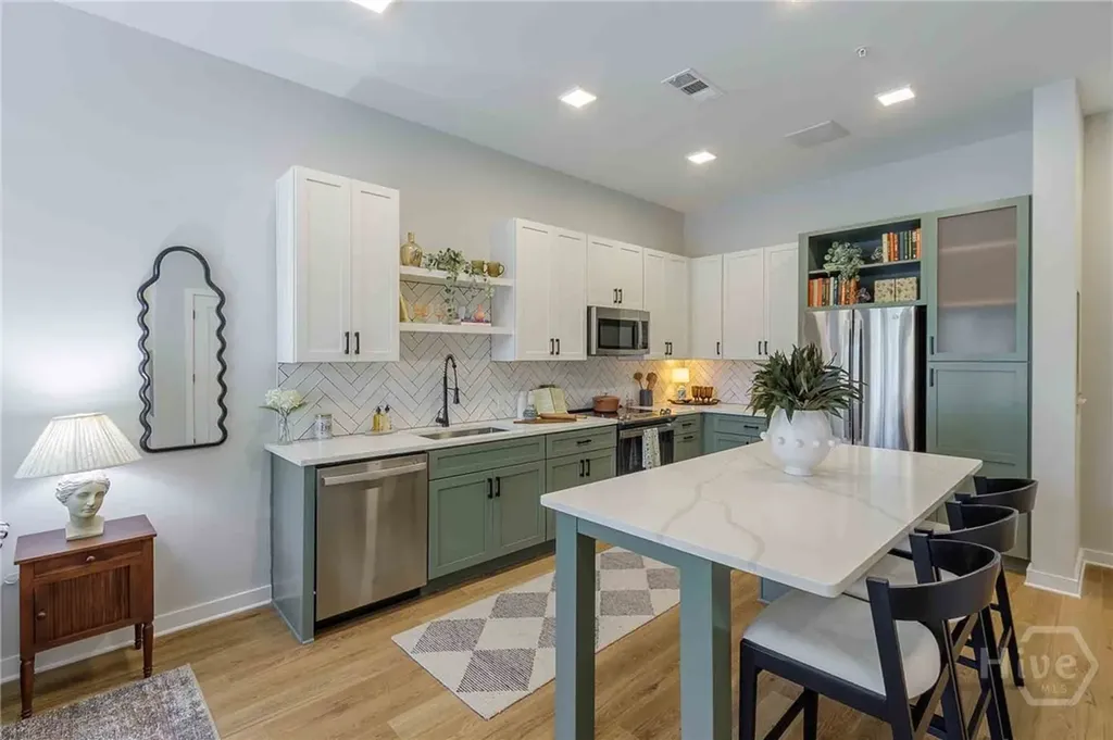 1150 E Perry Lane Savannah GA 31404