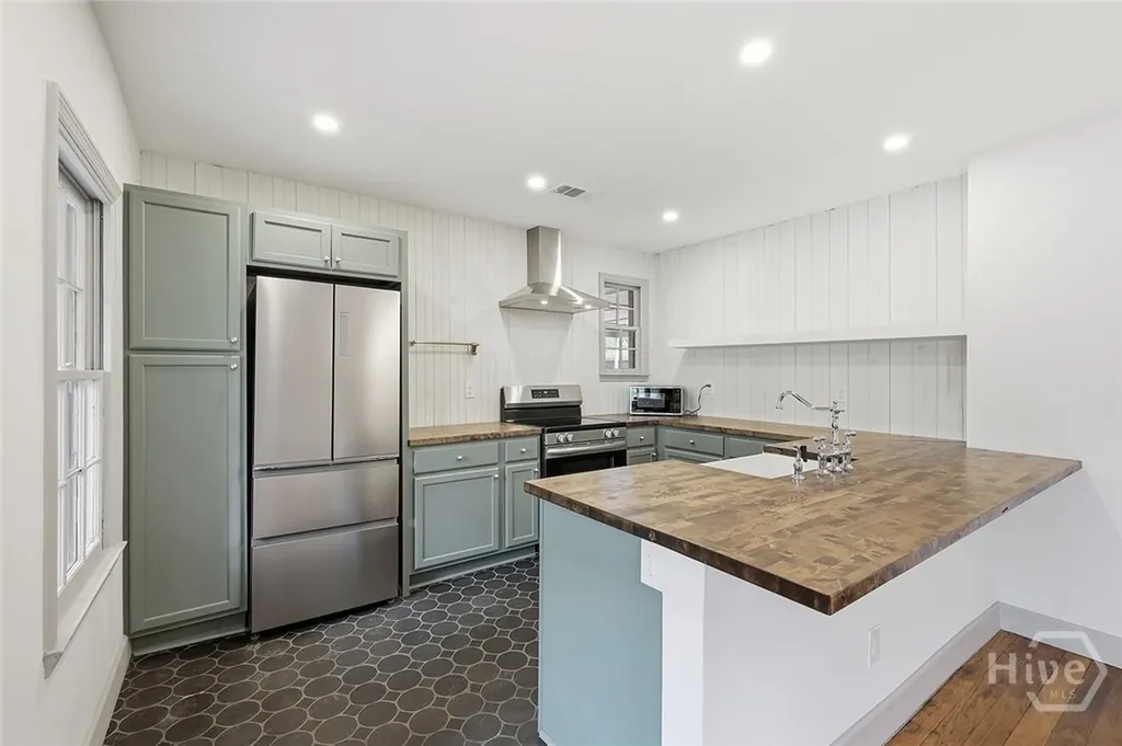 1302 E 53rd Street Savannah GA 31404