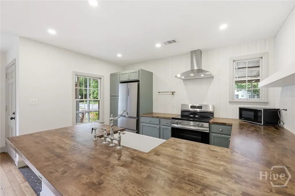 1302 E 53rd Street Savannah GA 31404