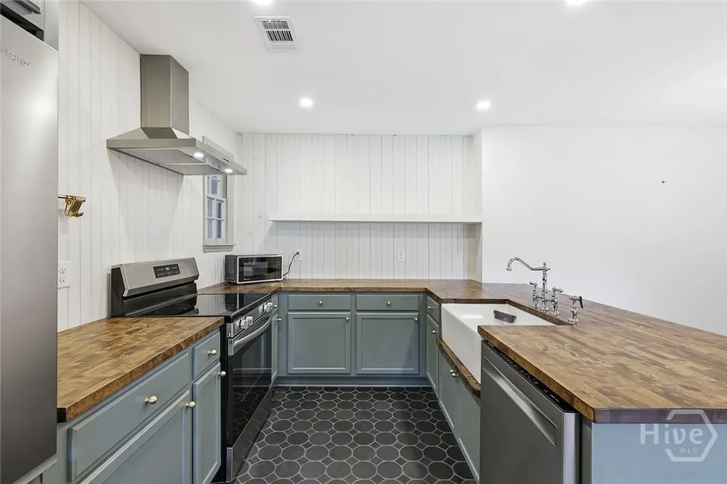 1302 E 53rd Street Savannah GA 31404