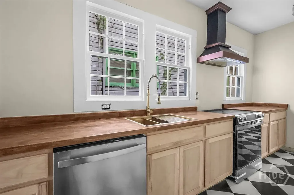 221 W 39th Street Savannah GA 31401