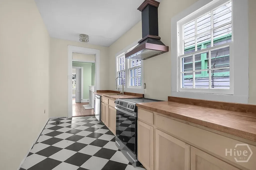 221 W 39th Street Savannah GA 31401