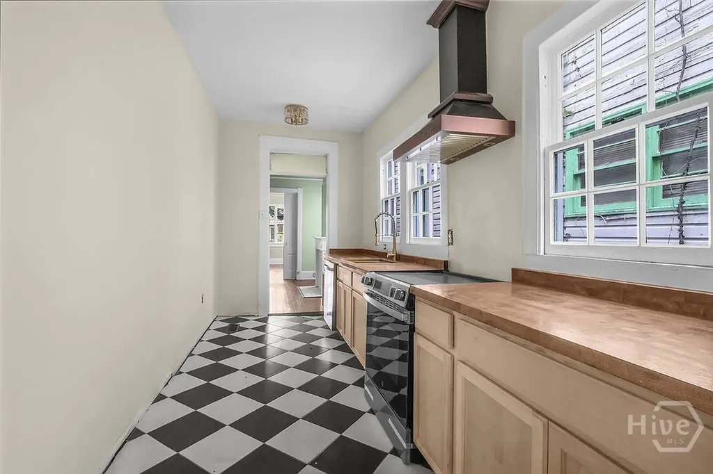 221 W 39th Street Savannah GA 31401