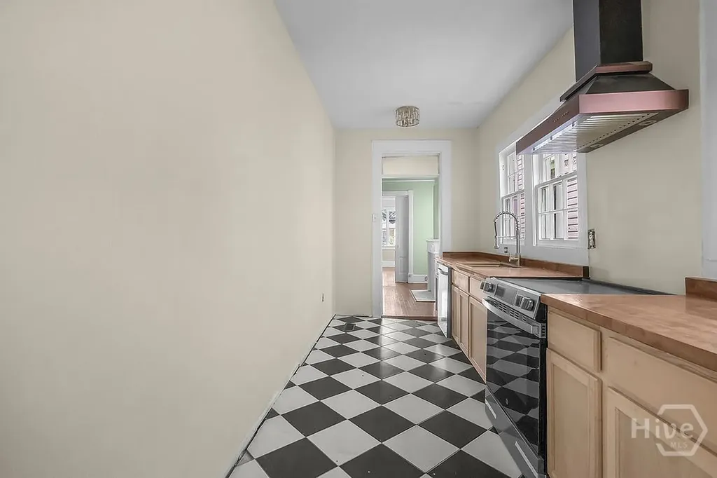 221 W 39th Street Savannah GA 31401