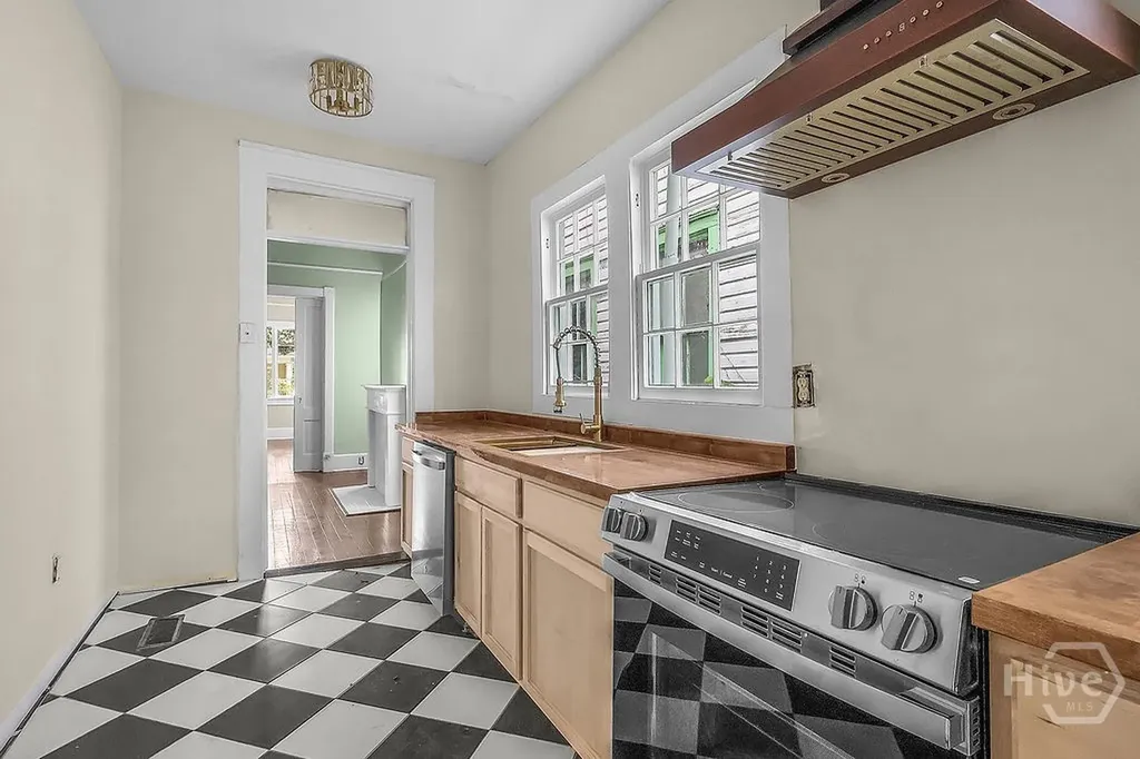221 W 39th Street Savannah GA 31401